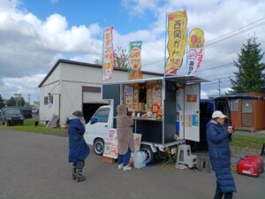 女子野球出張施術　キッチンカー